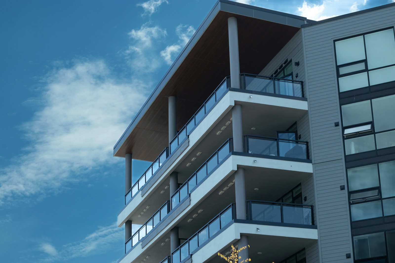 A tall building with balconies and balconies on the balconies, condo